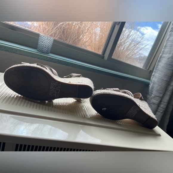 Womens cream colored suede wedges sandals - Picture 3 of 4